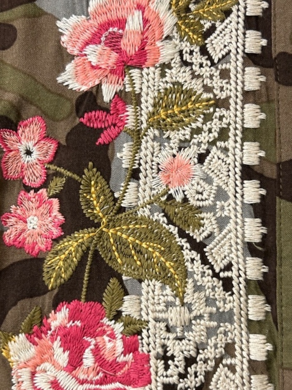 ANDREE BY UNIT Sz L Camo Shirt with Floral Accents - Picture 10 of 10